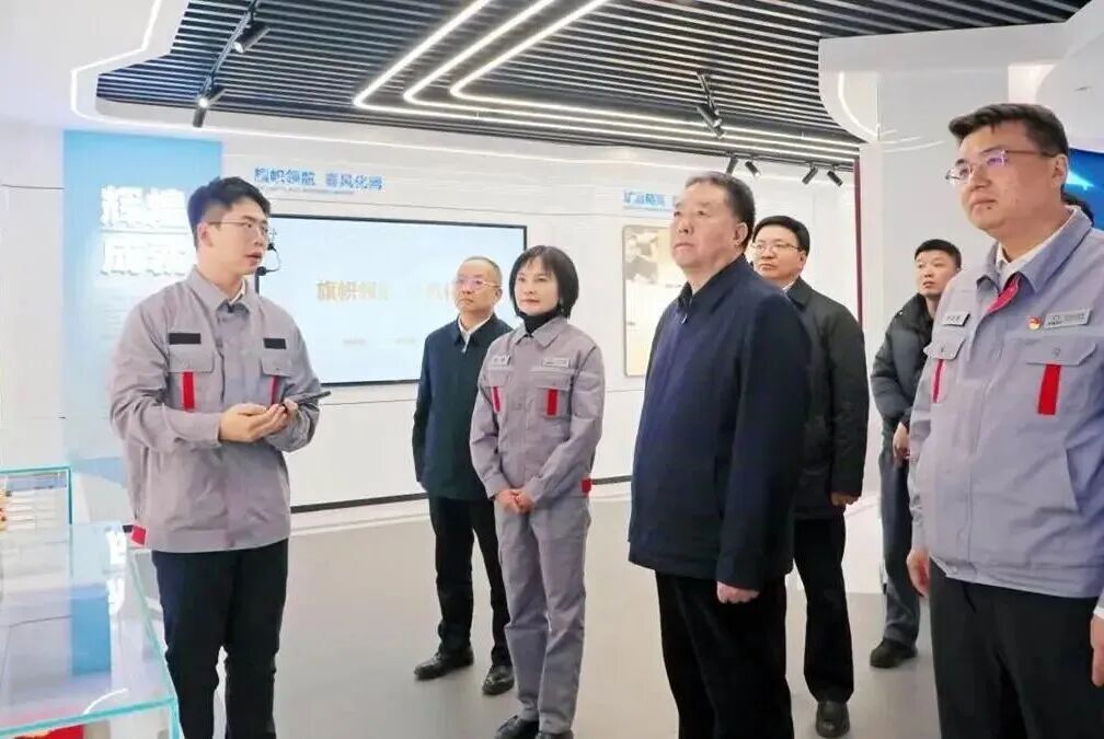 湖南省政协主席毛万春来长沙矿冶院调研